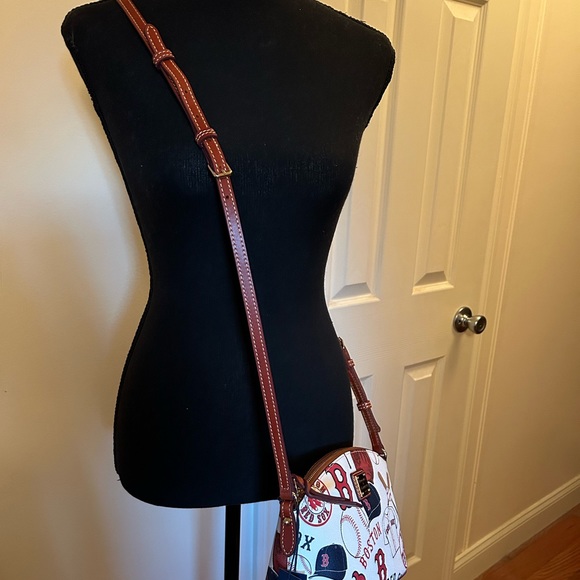 ⚾️Dooney and Bourke Boston Red Sox Crossbody Bag - Picture 2 of 10